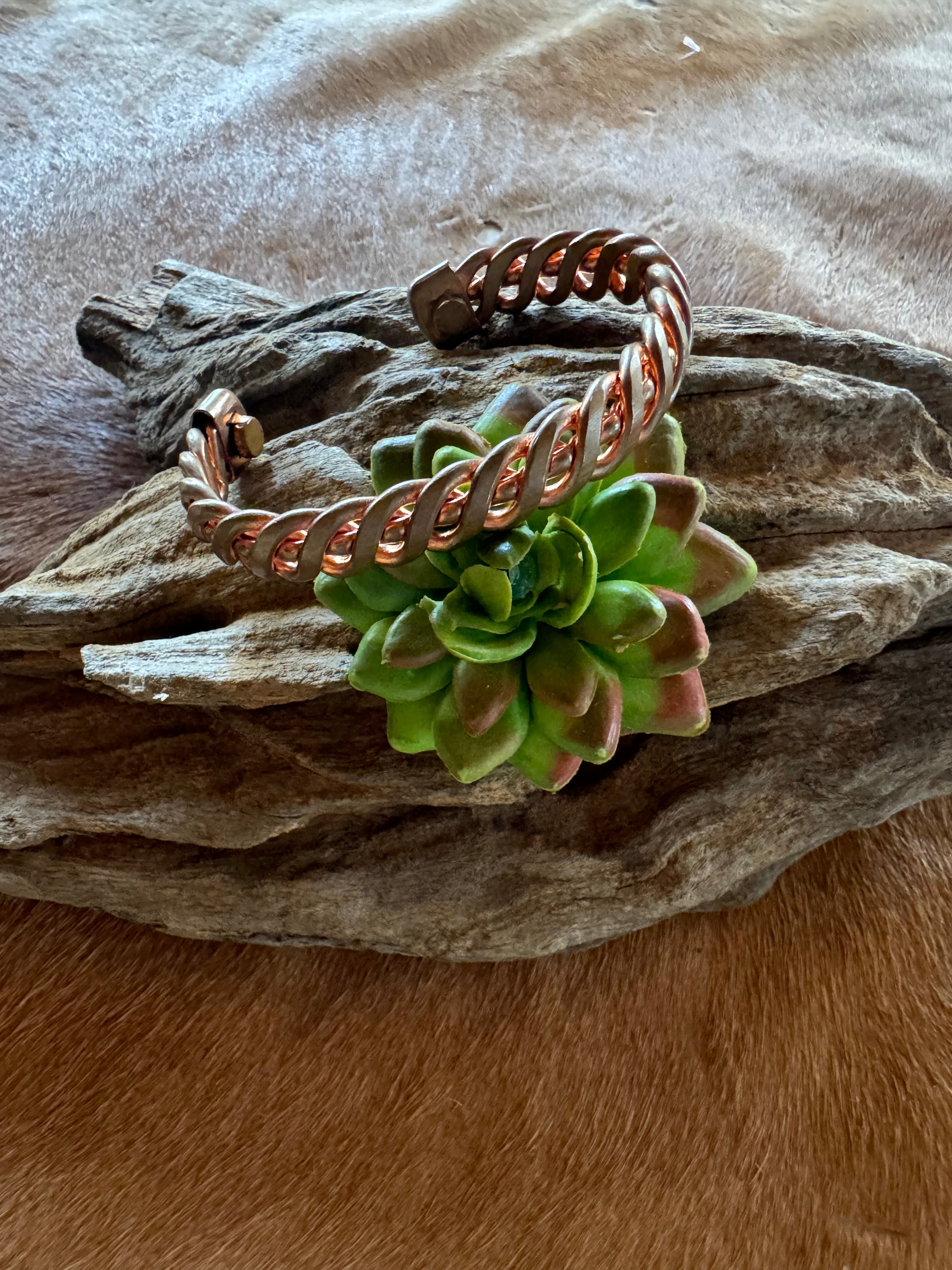 Bracelete de Cobre Bordada Larga